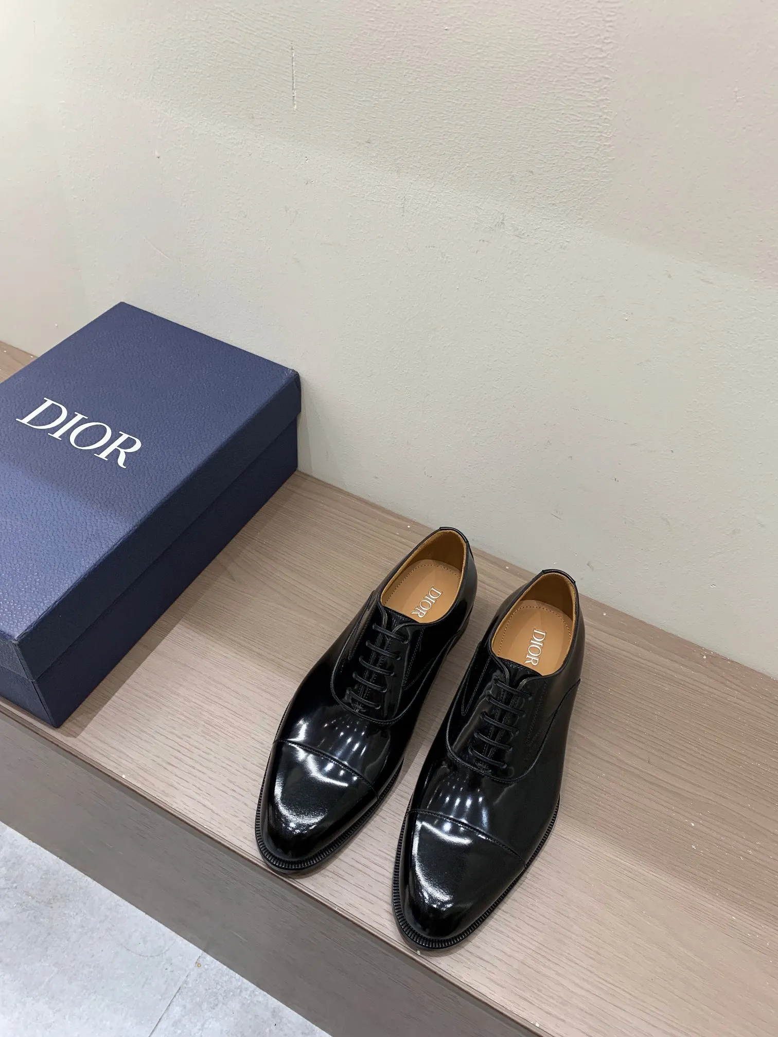 [Dior] Top P: 960💰 Standard code 39-44 (38.45.46 custom-made, non-returnable and non-exchangeable) Dior Dior's latest high-end men's boutique casual leather shoes, imported cowhide upper, water-dyed cowhide lining, imported leather outsole, perfect details are impeccable.